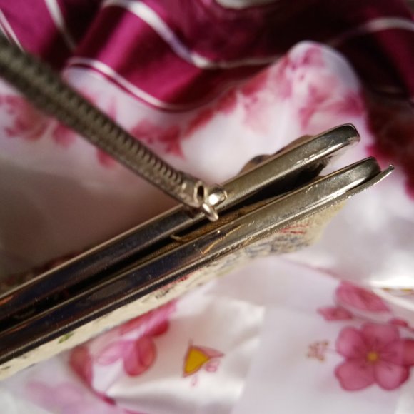 *SOLD* Walborg // VTG Gray Floral Tapestry Purse - Picture 4 of 4